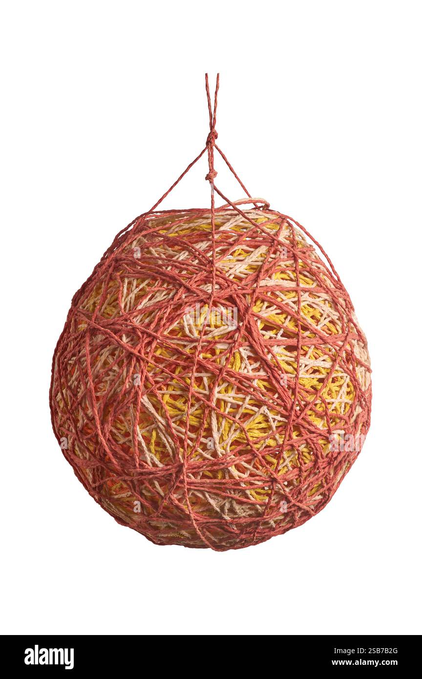 abat-jour fait à la main fait de masse enchevêtrée de fil isolé de fond blanc, de fils de couleur rose, jaune et blanche enroulés ensemble créant un complexe Banque D'Images