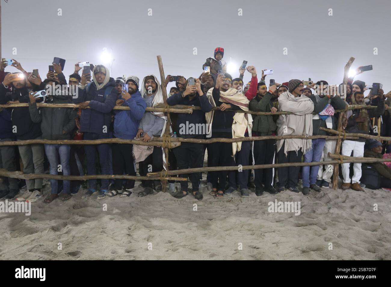 Holymen et d'autres prennent un bain sacré à l'occasion du festival Makar Sankranti en cours Maha Kumbh Mela 2025 à Prayagraj, Inde. Banque D'Images