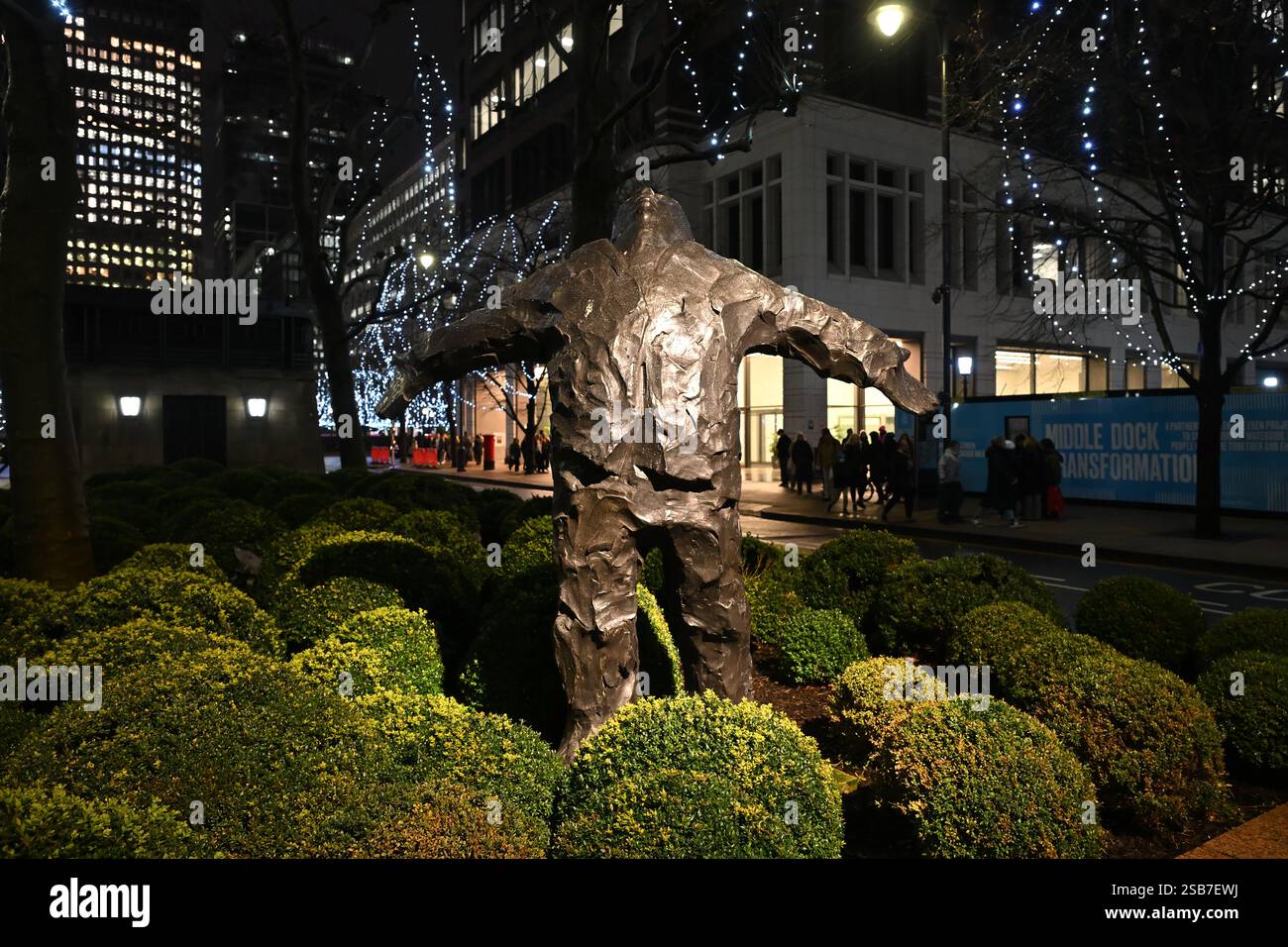 Sculpture homme aux bras tendus par Giles Penny, Canary Wharf, Londres, Royaume-Uni Banque D'Images