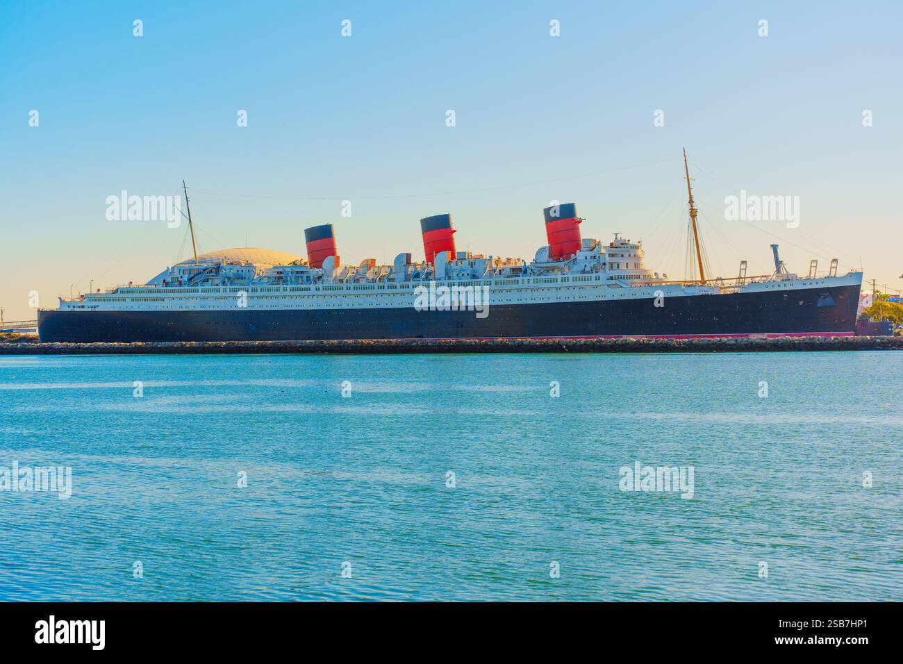 Long Beach, Californie - 15 janvier 2025 : emblématique navire Queen Mary, une attraction historique, amarré dans le port de long Beach, mettant en valeur sa grandeur vintage Banque D'Images