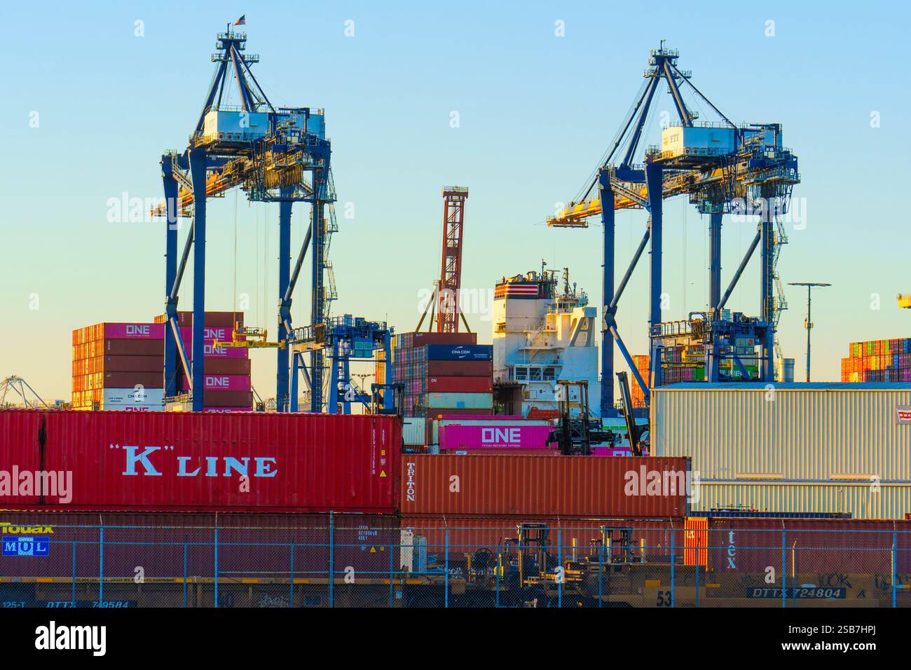 Long Beach, Californie - 15 janvier 2025 : vue des conteneurs de fret et des grues au port de long Beach, Californie. Banque D'Images