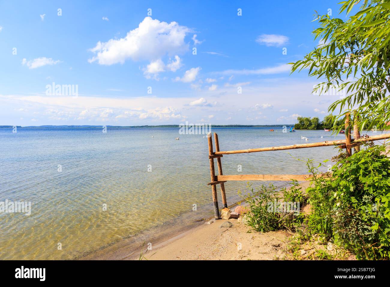Belle plage de sable dans le port de voile Nowe Guty sur le lac Sniardwy le jour ensoleillé d'été, lacs Masurian, Pologne Banque D'Images