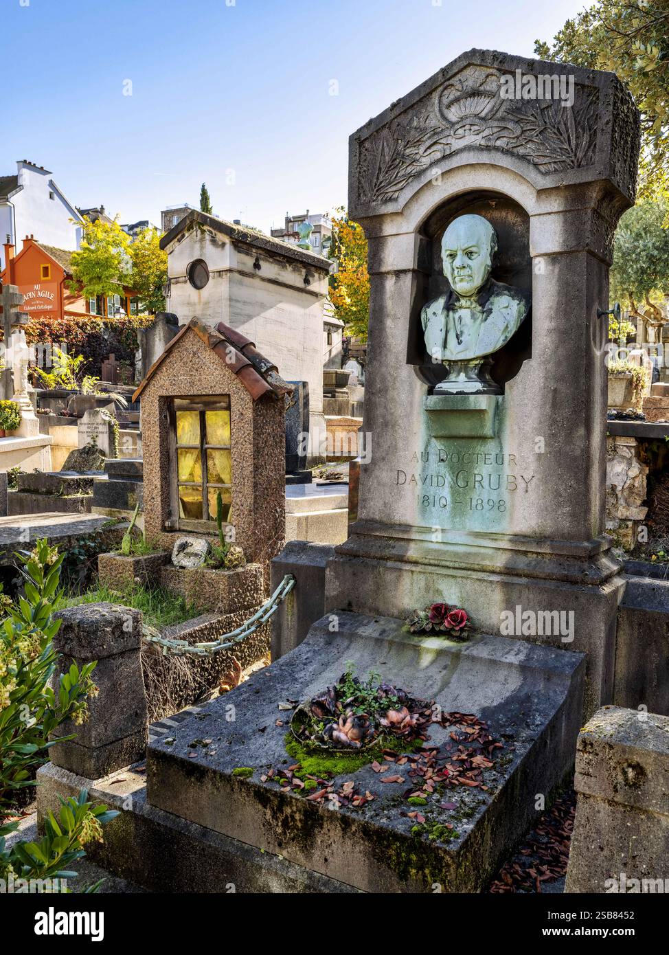 FRANCE. PARIS (75) 18E ARRONDISSEMENT. LE TOMBEAU DES CÉRAMISTES NICOLAS PLATON-ARGYRIADES (1888-1961) ET PAPOUE (1908-1961) REGARDANT LES VISITEURS À TRAVERS CURTAI Banque D'Images