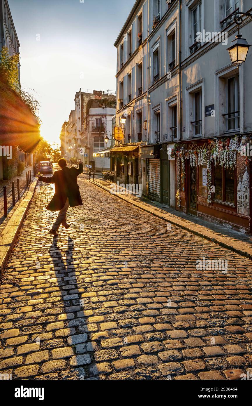 FRANCE. PARIS (75) 18E ARRONDISSEMENT. UN HOMME DANSE RUE GABRIELLE À MONTMARTRE Banque D'Images