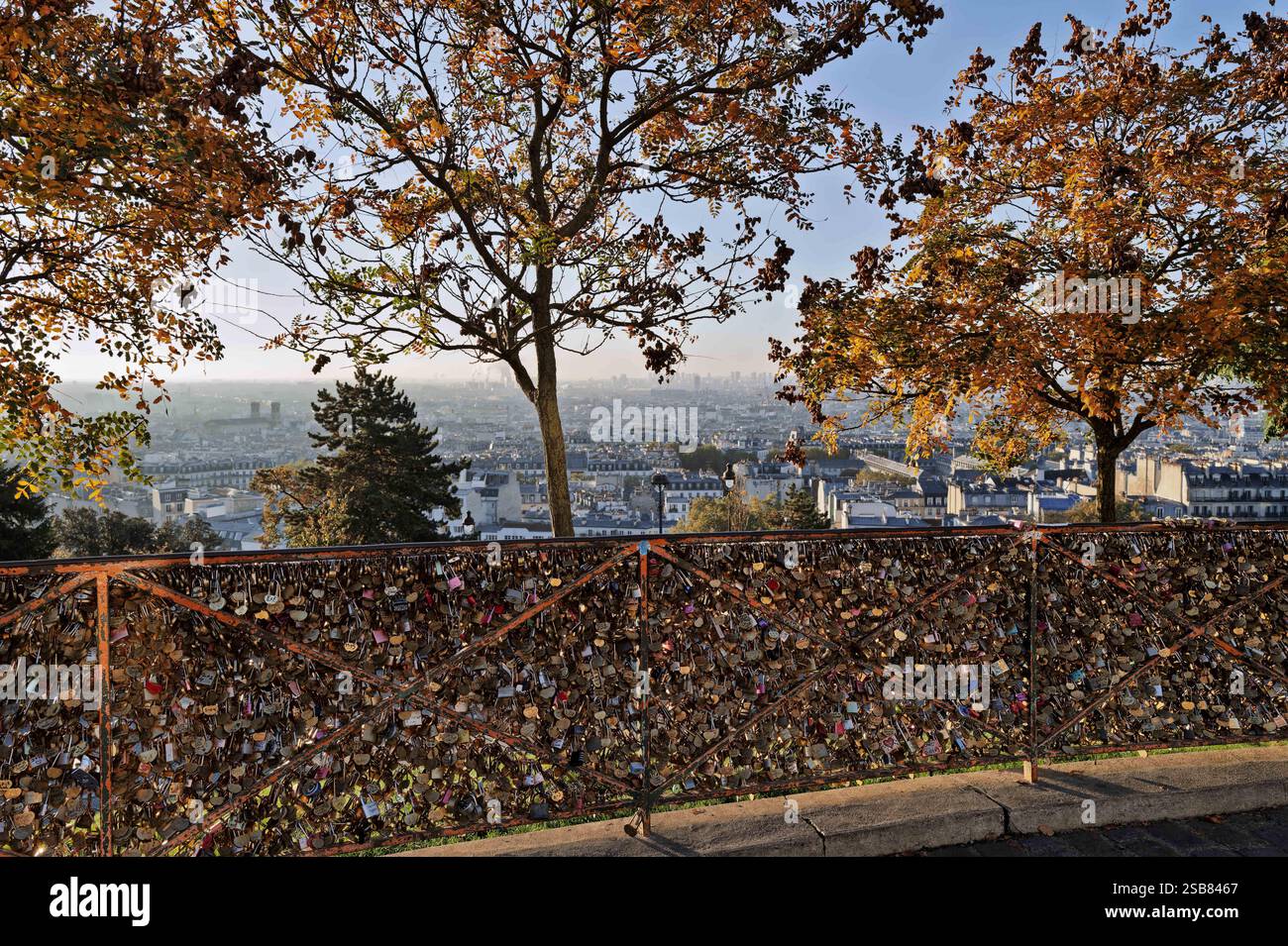 FRANCE. PARIS (75) 18ÈME ARRONDISSEMENT. MONTMARTRE. DES CENTAINES DE CADENAS D'AMOUR AUX PORTES DE LA PLACE DU SACRÉ-COEUR Banque D'Images