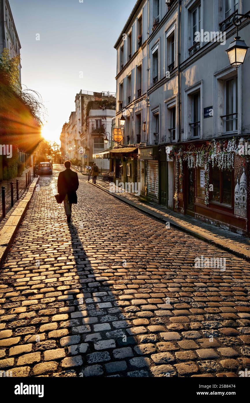 FRANCE. PARIS (75) 18ÈME ARRONDISSEMENT. MONTMARTRE. UN HOMME DESCEND LA RUE GABRIELLE Banque D'Images