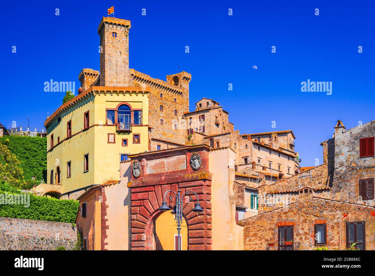 Bolsena, Italie. Château de Bolsena, vieilles maisons de ville dans la province de Viterbe, Latium. Paysage de ciel clair printanier. Banque D'Images