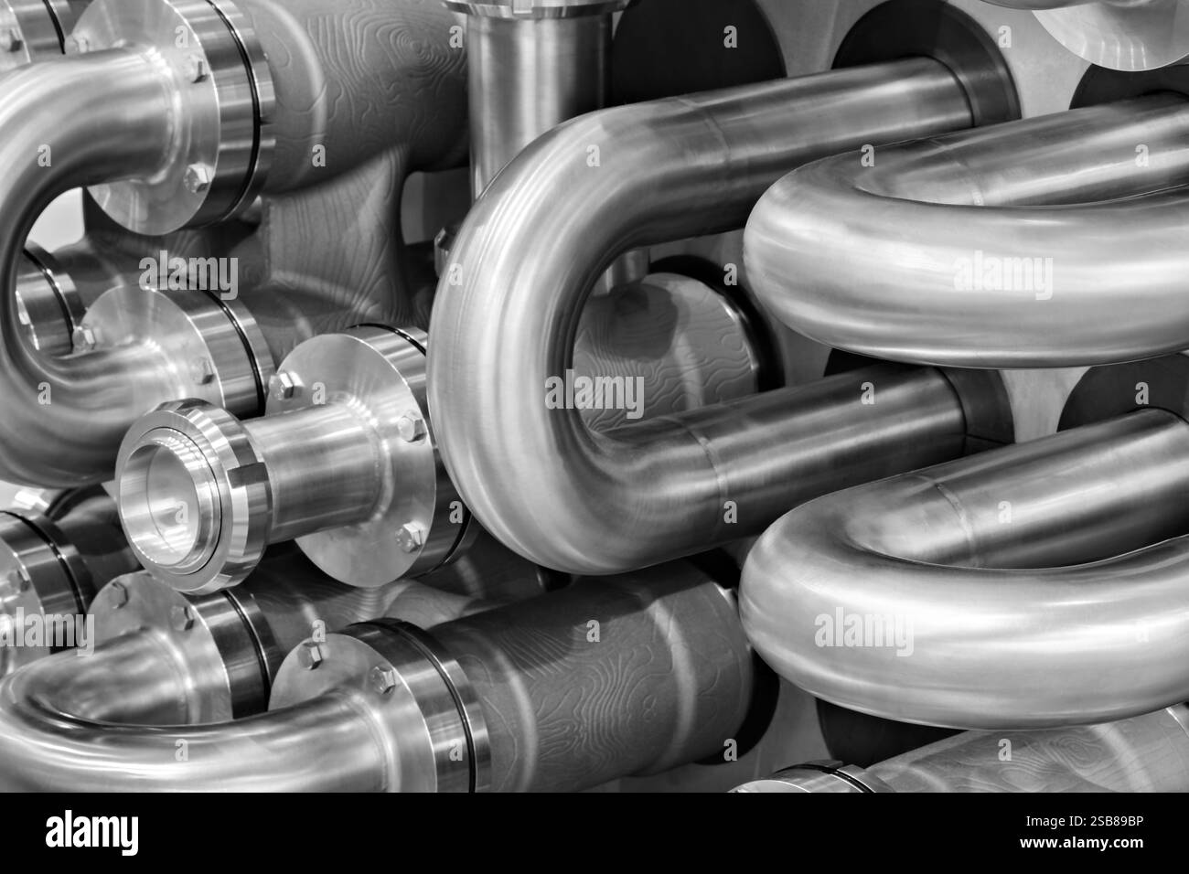 Un gros plan d'un groupe de tuyaux métalliques comme arrière-plan industriel. les tuyaux sont argentés et ont un aspect brillant. Concept de pharmacie chimique industrielle Banque D'Images