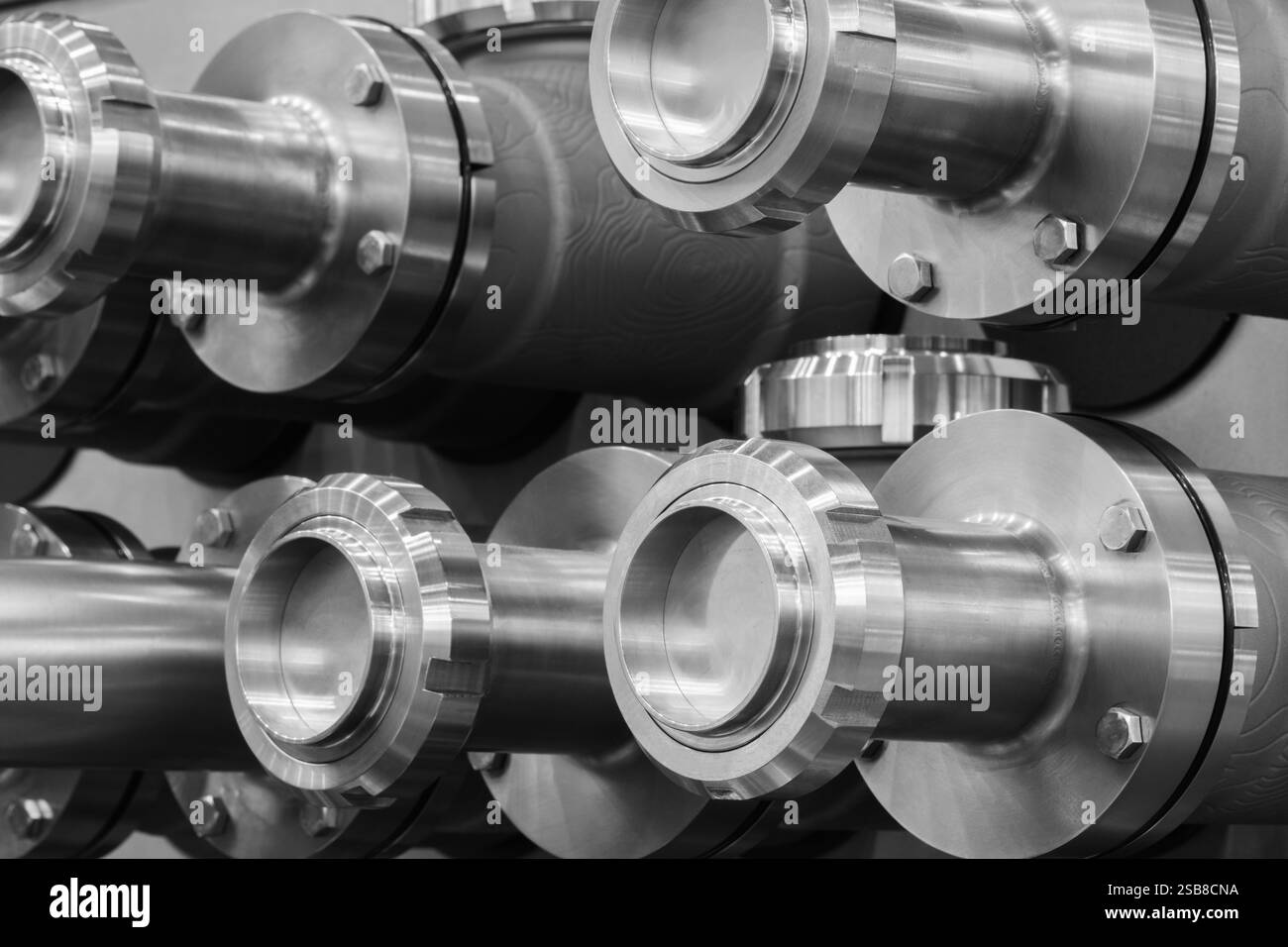 Un gros plan d'un groupe de tuyaux métalliques comme arrière-plan industriel. les tuyaux sont argentés et ont un aspect brillant. Concept de pharmacie chimique industrielle Banque D'Images