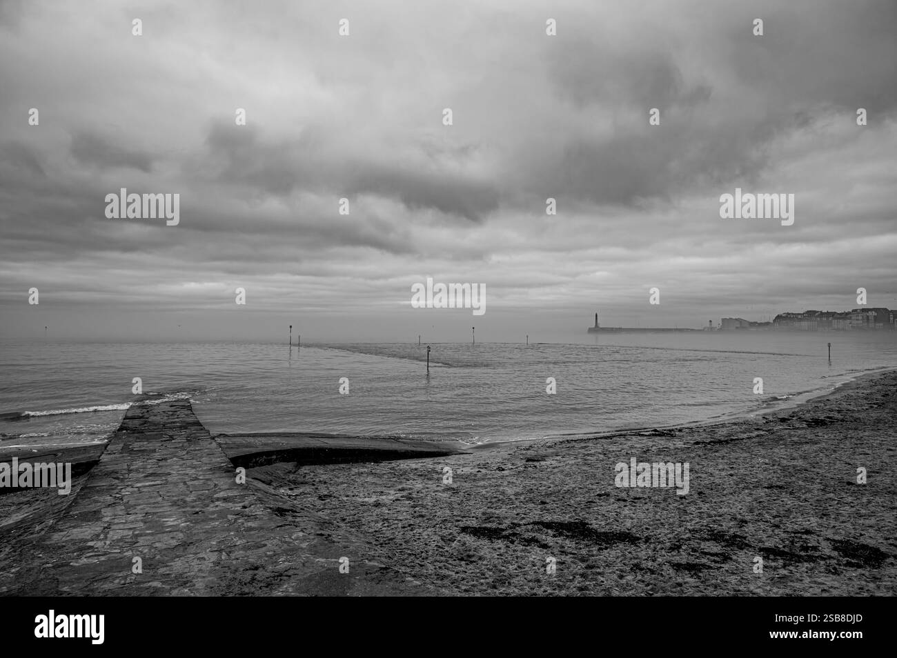 Margate dans une journée brumeuse nuageuse vue de la plage de sable Banque D'Images