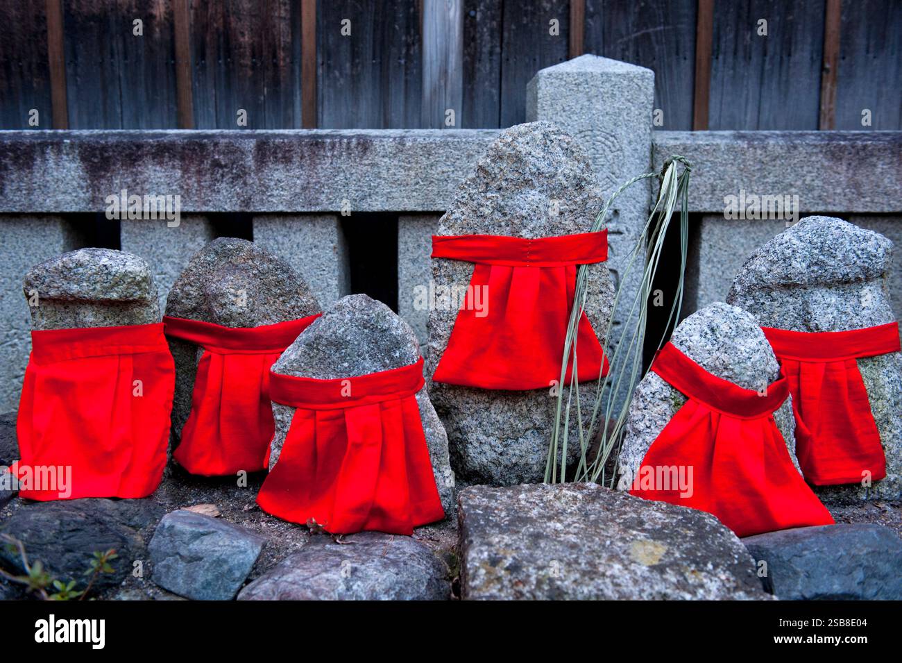 Les statues de jizo bouddhistes en pierre avec des bavoirs rouges sont la divinité gardienne des enfants, des voyageurs et des âmes à naître dans la croyance religieuse japonaise. Banque D'Images