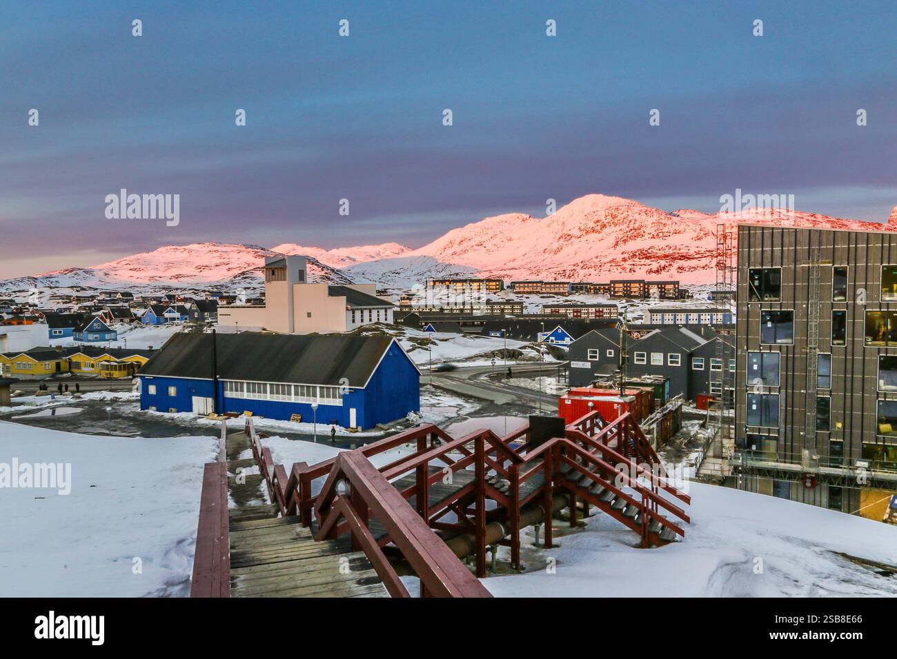 Rues du centre-ville de Nuuk avec des maisons inuites colorées couvertes de neige Nuuk avec des montagnes en arrière-plan, Groenland Banque D'Images