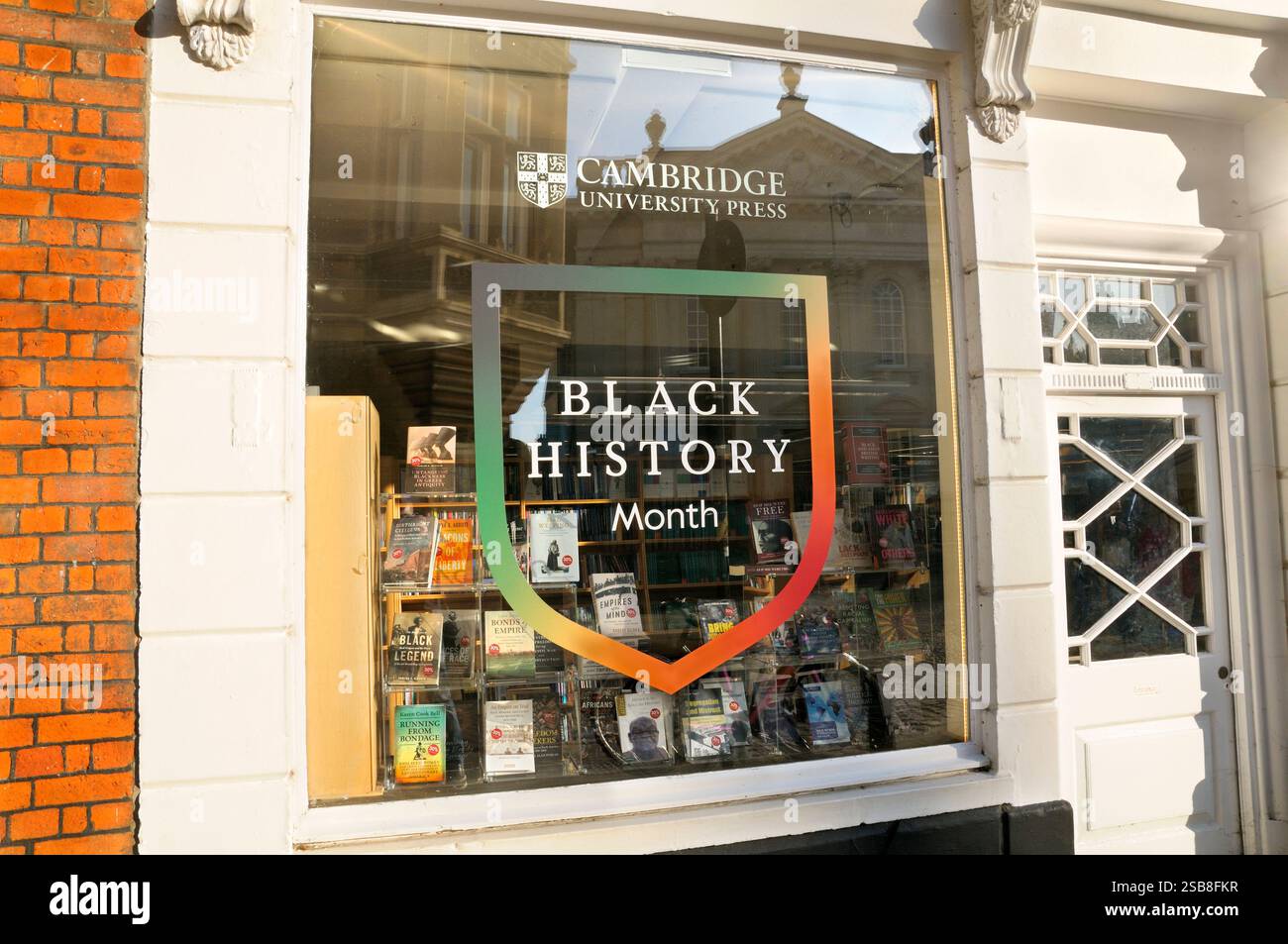 Autocollant de vitrine du mois de l'histoire des Noirs et une exposition de livres d'histoire des Noirs dans la librairie Cambridge University Press au centre de Cambridge, Angleterre, Royaume-Uni Banque D'Images