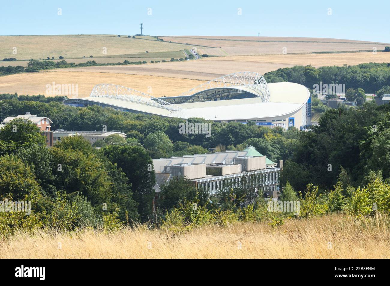 Vue sur l'American Express Stadium (l'Amex), stade du club de football de premier League Brighton et Hove Albion. South Downs Countryside, Royaume-Uni Banque D'Images Vue sur l'American Express Stadium (l'Amex), stade du club de football de premier League Brighton et Hove Albion. South Downs Countryside, Royaume-Uni Banque D'Images