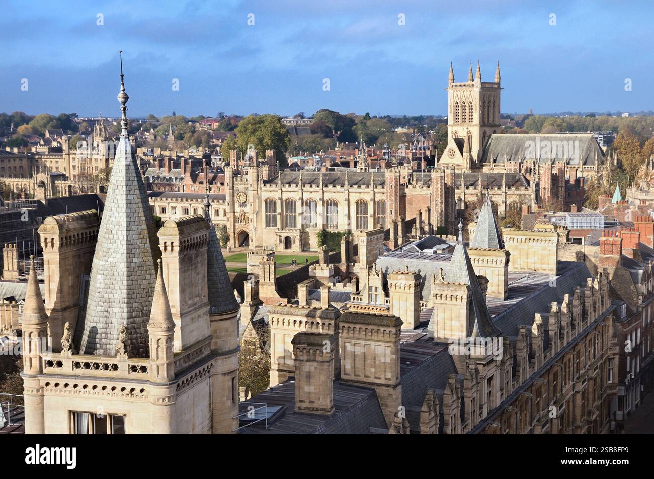 Vue depuis le sommet de la tour de l'église Great St Mary's vers le nord jusqu'au Trinity College et à la tour de la chapelle St John's College, Université de Cambridge, Angleterre, Royaume-Uni Banque D'Images