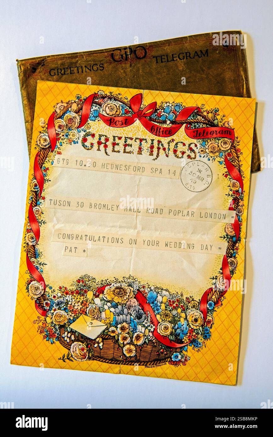 GPO Greetings Telegram daté du 30 mars 1940 disant Félicitations pour le jour de votre mariage. Enveloppe originale. Peuplier, arrondissement londonien de Tower Hamlets. Banque D'Images
