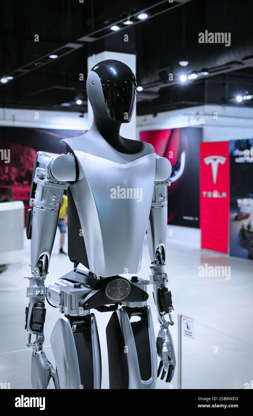 Miami, États-Unis - 11 janvier 2025 : robot humanoïde Tesla Bot Optimus dans le magasin TESLA Banque D'Images