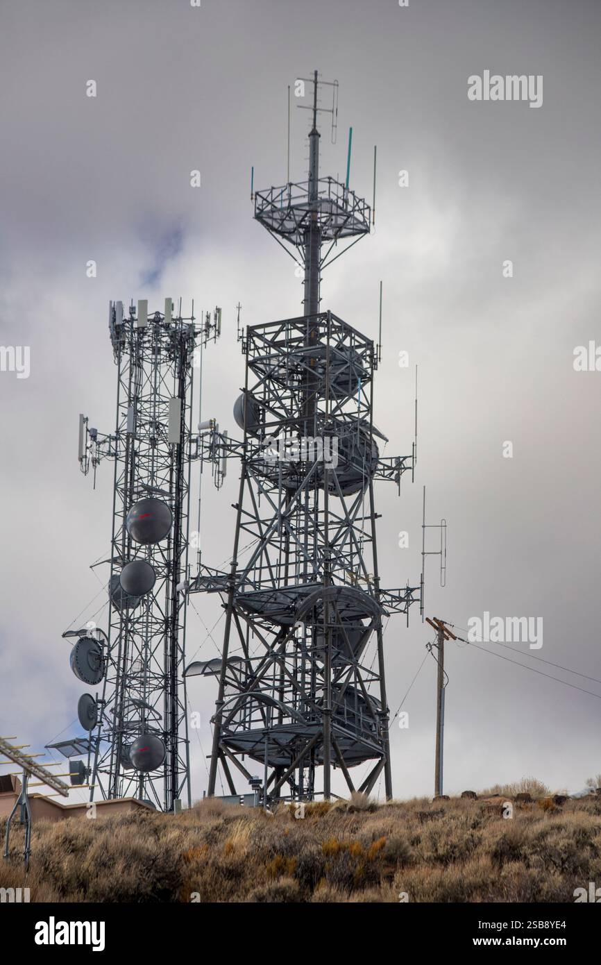 Tours de télécommunication sur Shaffer Mountain, comté de Lassen, Californie, fournir cellulaire, radio, et les signaux de données dans les zones reculées sous un ciel couvert. Banque D'Images