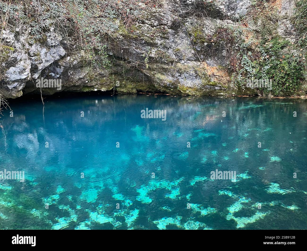 Polgenico, Italie. Vue sur les eaux bleues profondes du ruisseau Gorgazzo. - Image de stock capturée avec un smartphone
