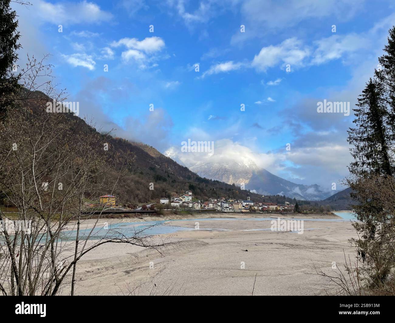 Barcis, Italie. Vue sur le lac Barcis à moitié vidé en hiver, avec les montagnes environnantes. - Image de stock capturée avec un smartphone
