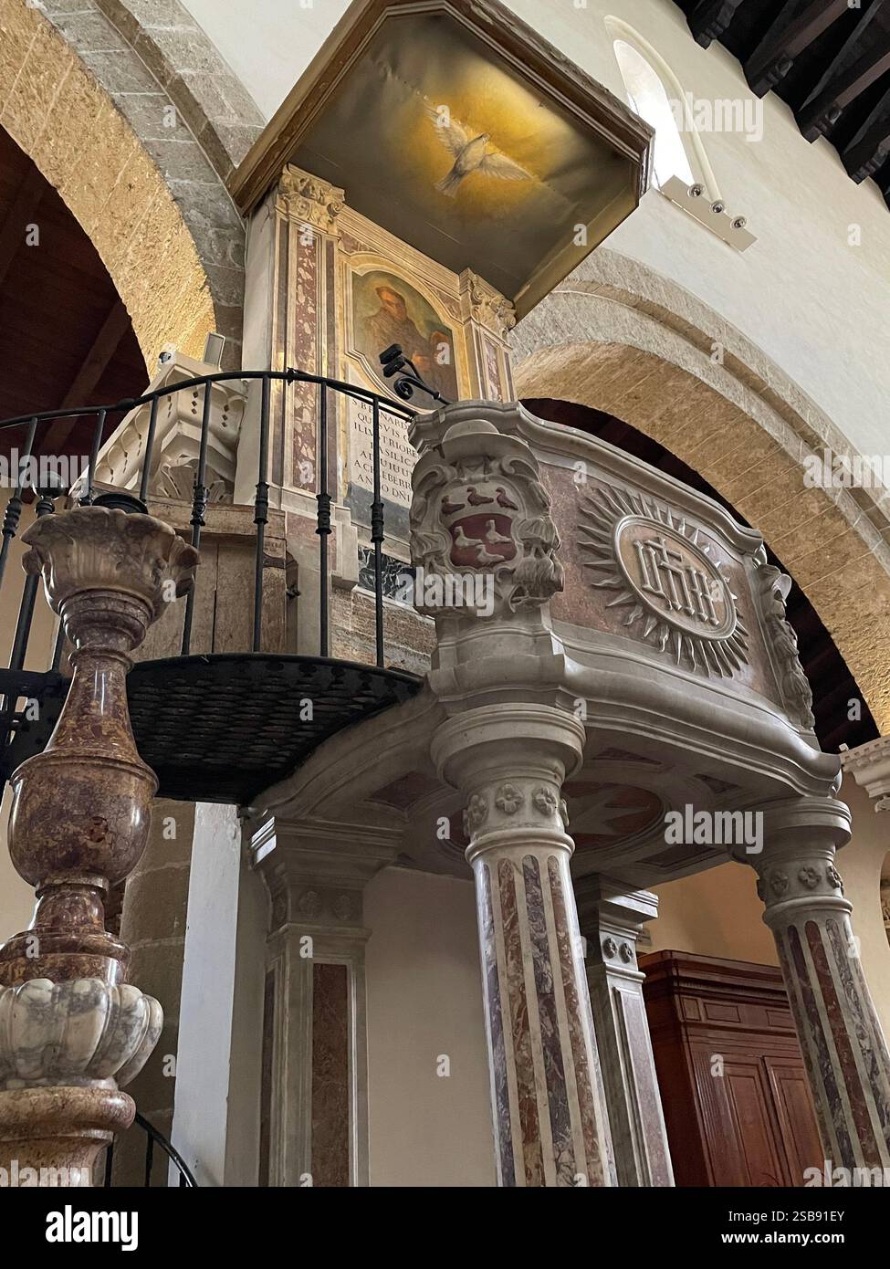 Nardò, Italie. Détails architecturaux à l'intérieur de la Basilica cattedrale di Santa Maria Assunta / Cathédrale de Nardò. - Image de stock capturée avec un smartphone