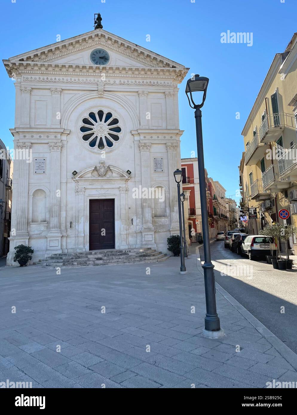 Mola di Bari, Italie. Extérieur de l'église catholique chrétienne de Sainte-Marie-Madeleine (née en 1630). - Image de stock capturée avec un smartphone