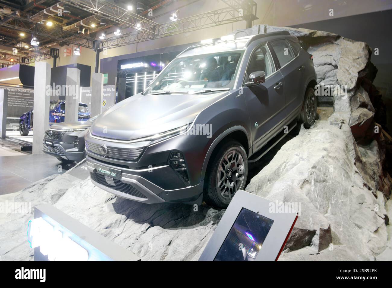 NEW DELHI - 21 JANVIER 2025 : Tata Harrier EV est stationnée sur un rocher pour être exposée à Bharat Mobility Global Expo 2025 à New Delhi en Inde. Banque D'Images
