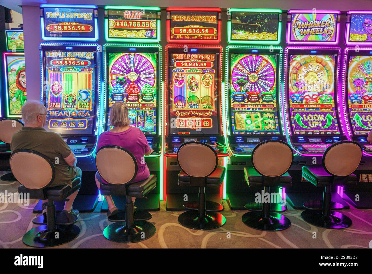 Miami Florida, Norwegian Cruise Line NCL Breakaway Ship, itinéraire de 11 jours de la mer des Caraïbes, à bord de l'intérieur, machines à sous de casino, lumineux dis coloré Banque D'Images