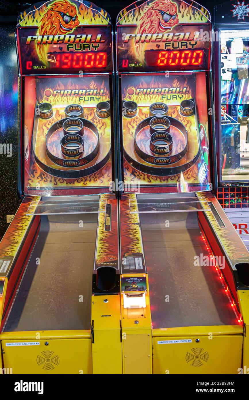 Miami Florida, Norwegian Cruise Line NCL Breakaway Ship, itinéraire de 11 jours de la mer des Caraïbes, à bord de l'intérieur, arcade vidéo, Fireball Fury, skee-ball Gam Banque D'Images