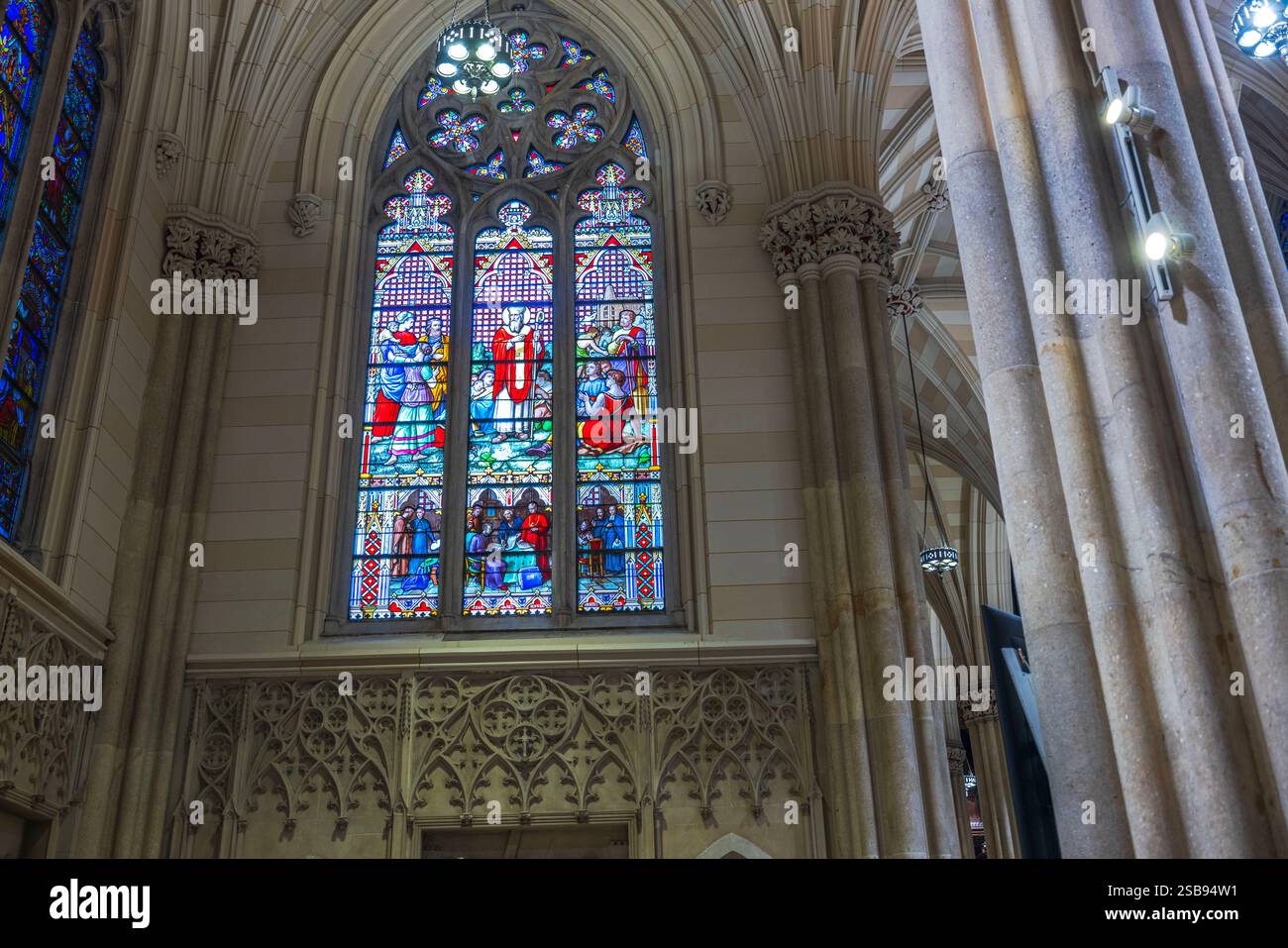 Vitrail coloré représentant des scènes bibliques à l'intérieur de la cathédrale de Patrick, mettant en valeur des détails gothiques complexes. New York. ÉTATS-UNIS. Banque D'Images