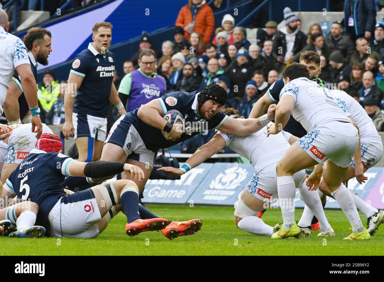 Scottish Gas Murrayfield Stadium. Édimbourg. Écosse, Royaume-Uni. , . Guinness Men's six Nations match Rugby Scotland vs Italy Scotland Zander Fagerson affronte la défense italienne crédit : eric mccowat/Alamy Live News Banque D'Images