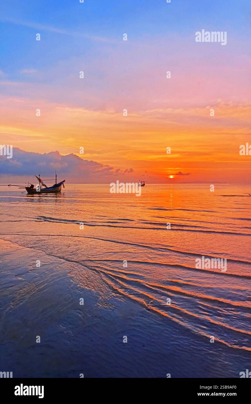 Plage de mer d'île tropicale de coucher de soleil, paysage de lever de soleil d'océan calme, bateau, bateau, reflet de soleil doré, vagues d'eau bleue, vacances d'été, vacances, voyages Banque D'Images