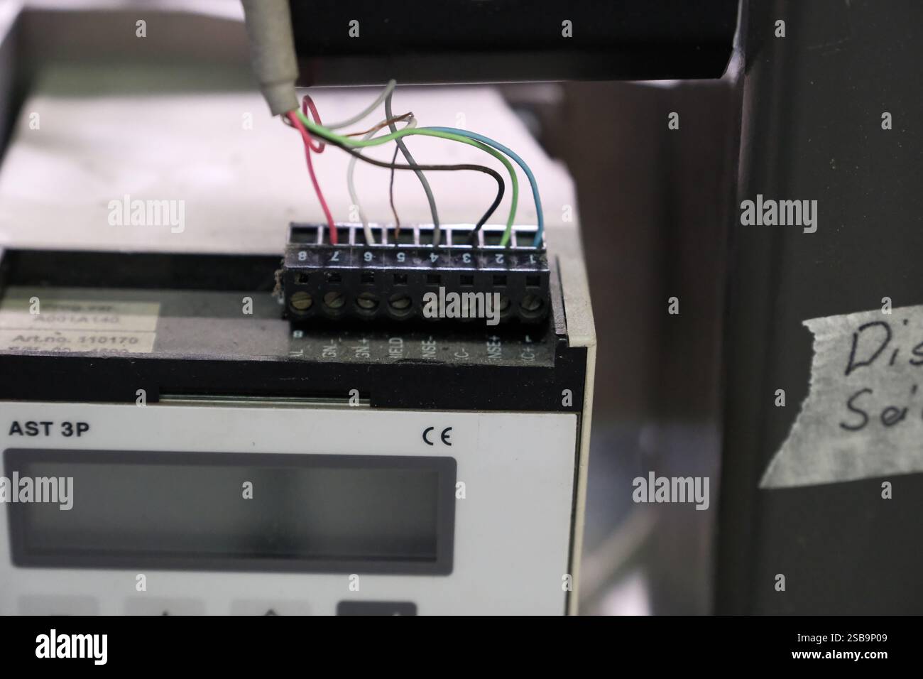 une machine complexe se trouve dans un hall d'usine Banque D'Images