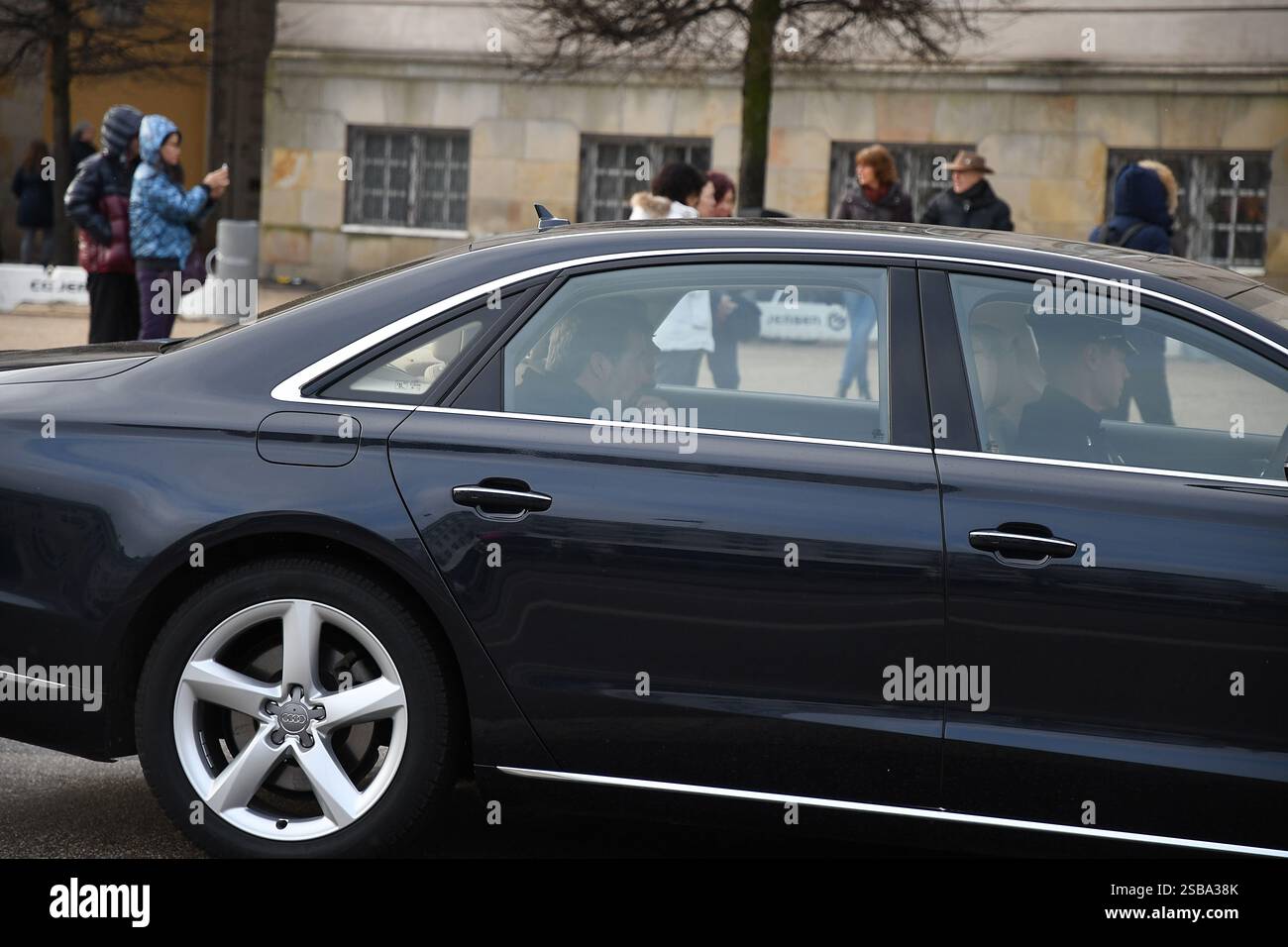 Copenhague /Danemark / 17. Février.2018_ Prince héritier Frederik et princesse héritière Marie et prince Joachim et princesse Marie conduisent dans la voiture des plaques d'immatriculation royales au défunt prince Hnerik (Henri) dans l'église du palais de Chriansborg où les castcats du prince Henrik en pondant pour untill conte funéraire suivant. (Photo. Francis Joseph Dean / DeanPictures. Banque D'Images