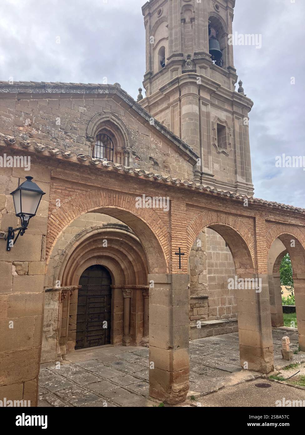 L'église de San Andrés à Villamayor de Monjardín, Navarre, Espagne, est une église de style roman datant du XIIe siècle. Banque D'Images