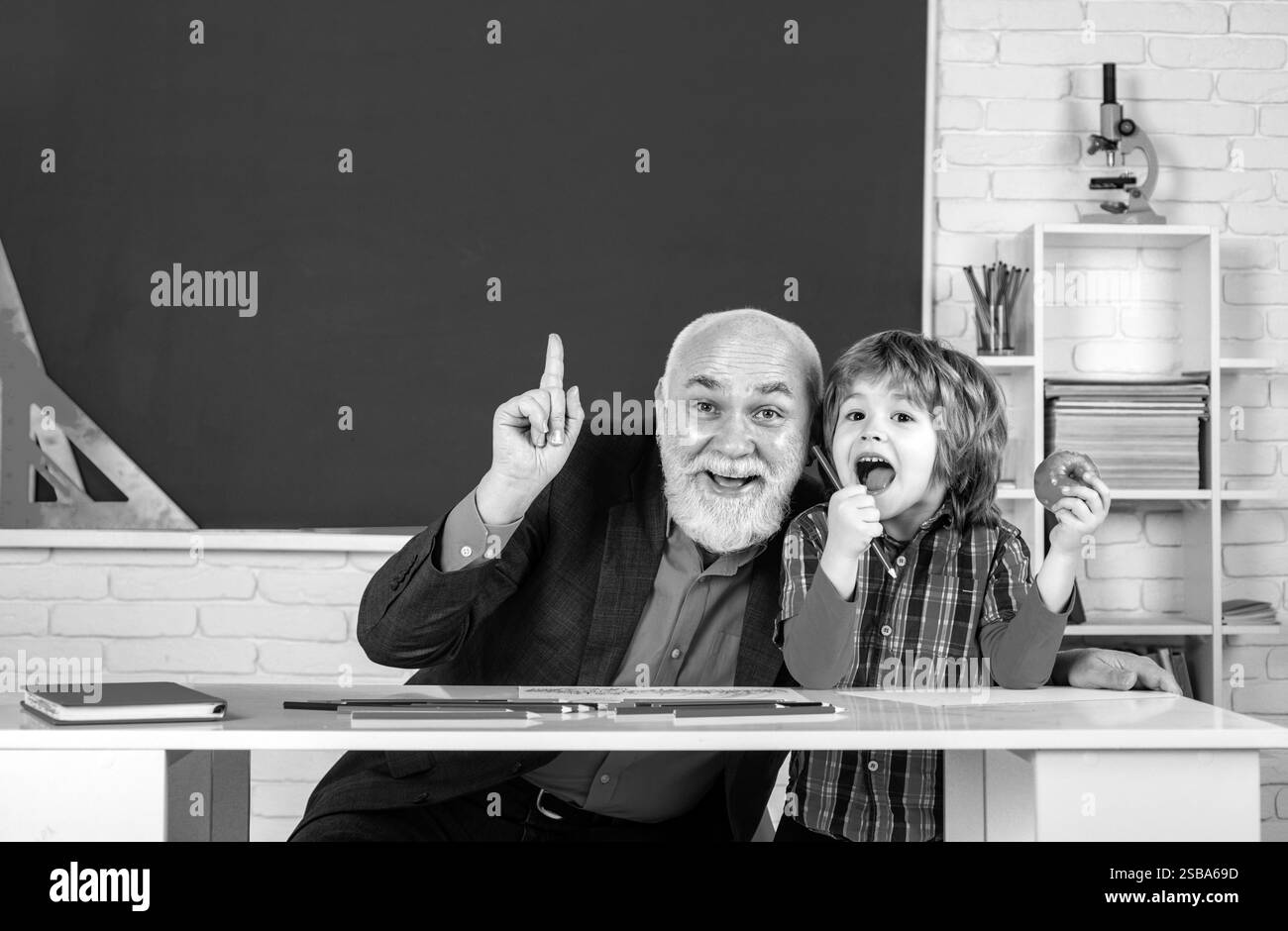 Grand-père et fils s'amusent ensemble. Concept d'éducation scientifique. Banque D'Images