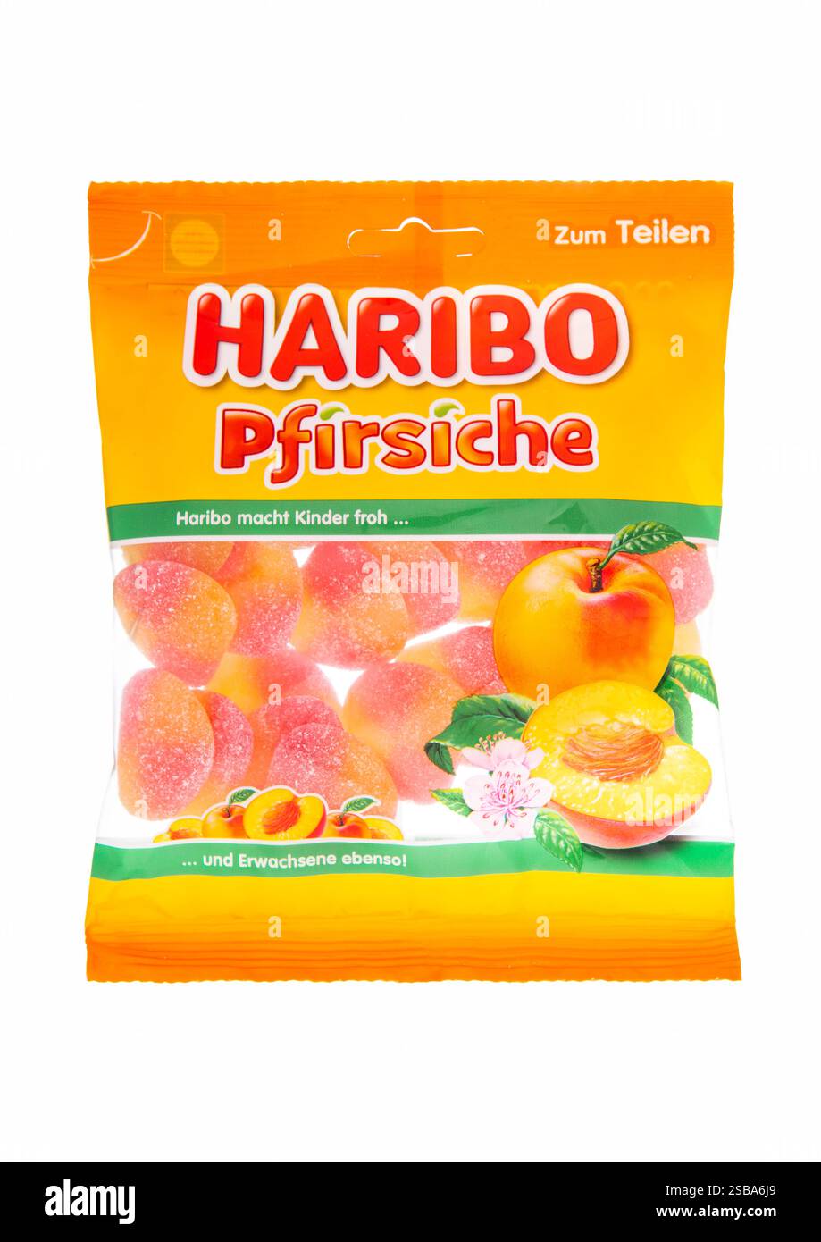 LONDRES, Royaume-Uni - 19 DÉCEMBRE 2024 : Haribo Peach gélifiés à l'acide et au sucre recouverts de gelée sur blanc. Banque D'Images