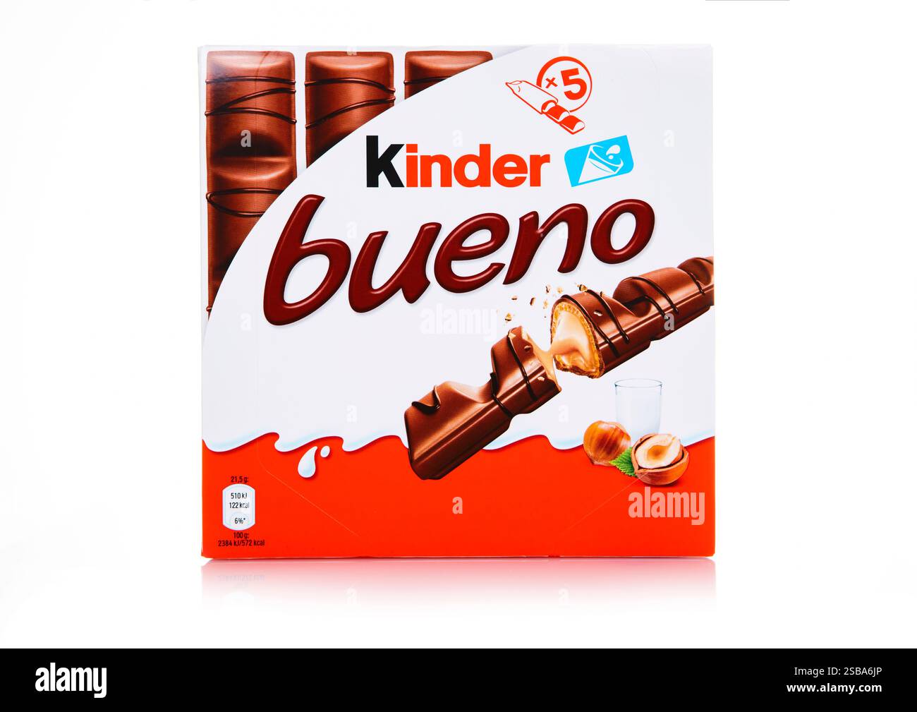 LONDRES, Royaume-Uni - 05 JANVIER 2025 : boîte de bâtonnet de gaufrette Kinder Bueno avec crème de noisette recouverte de chocolat au lait sur fond blanc. Banque D'Images