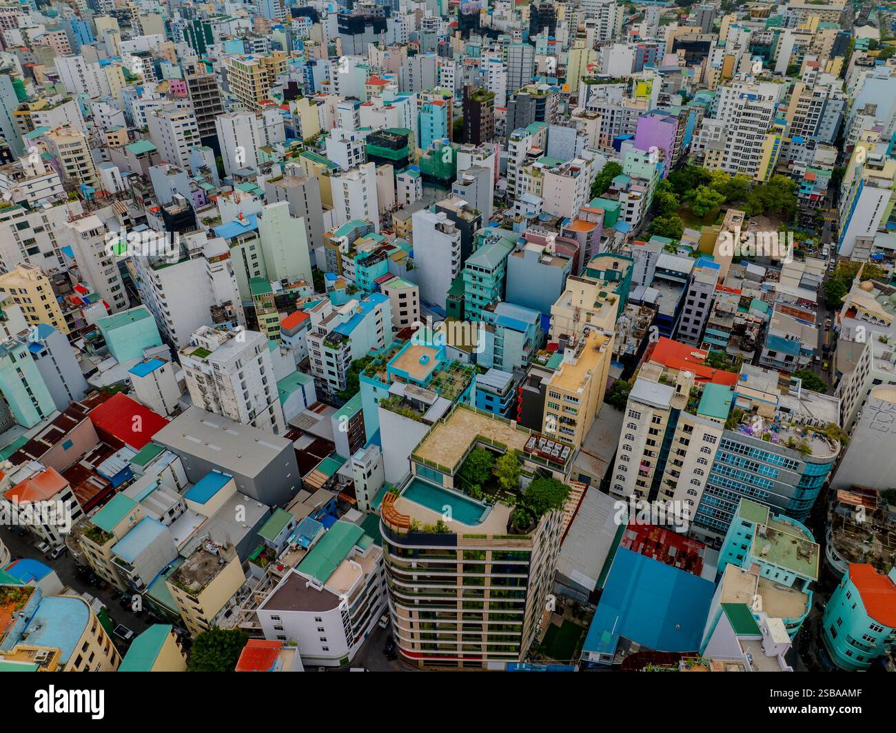 Paysage urbain aérien de haut en bas à Malé, capitale des Maldives dans l'océan Indien. Maisons colorées. Ville bondée. Vue typique sur la ville asiatique Banque D'Images