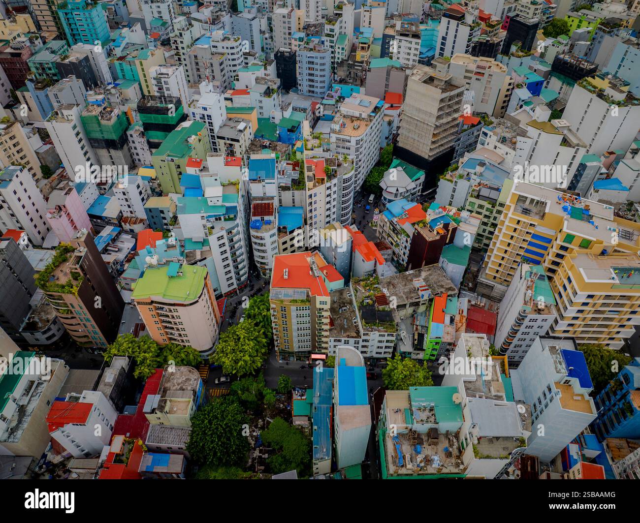 Paysage urbain aérien de haut en bas à Malé, capitale des Maldives dans l'océan Indien. Maisons colorées. Ville bondée. Vue typique sur la ville asiatique Banque D'Images