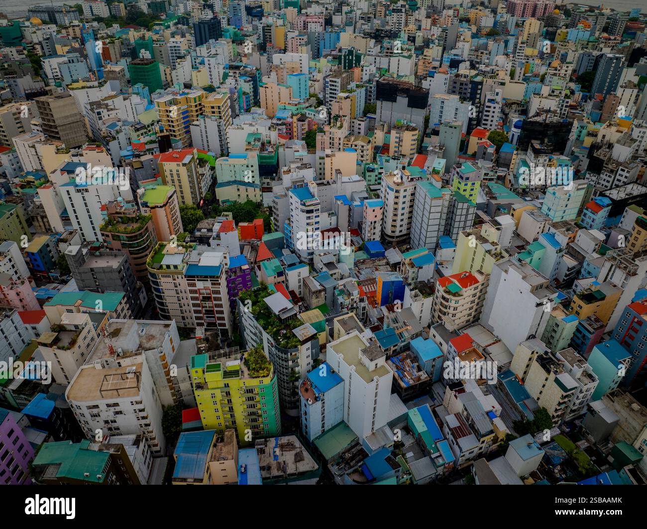 Paysage urbain aérien de haut en bas à Malé, capitale des Maldives dans l'océan Indien. Maisons colorées. Ville bondée. Vue typique sur la ville asiatique Banque D'Images