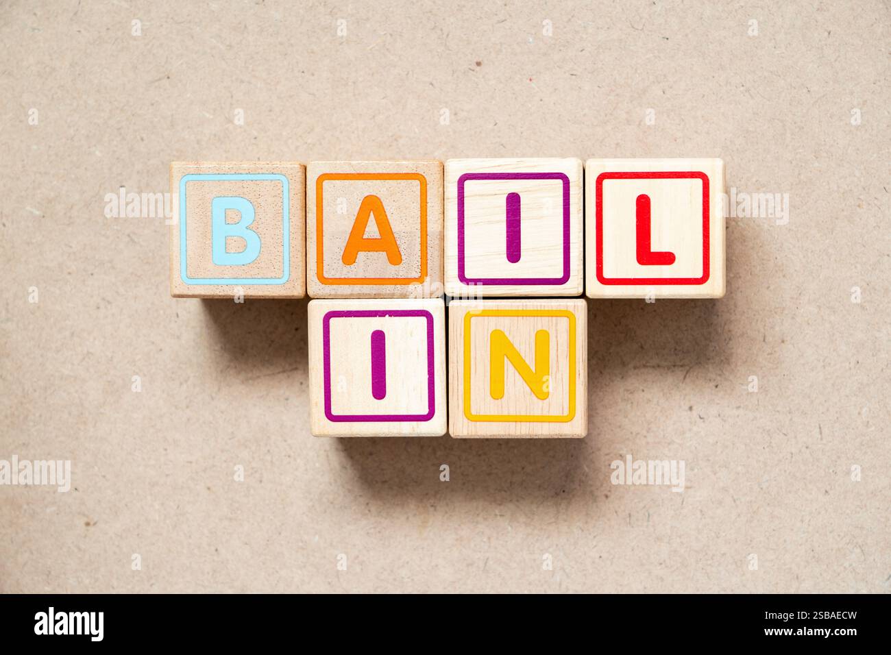 Bloc de lettres de l'alphabet dans le mot bail in sur fond de bois Banque D'Images