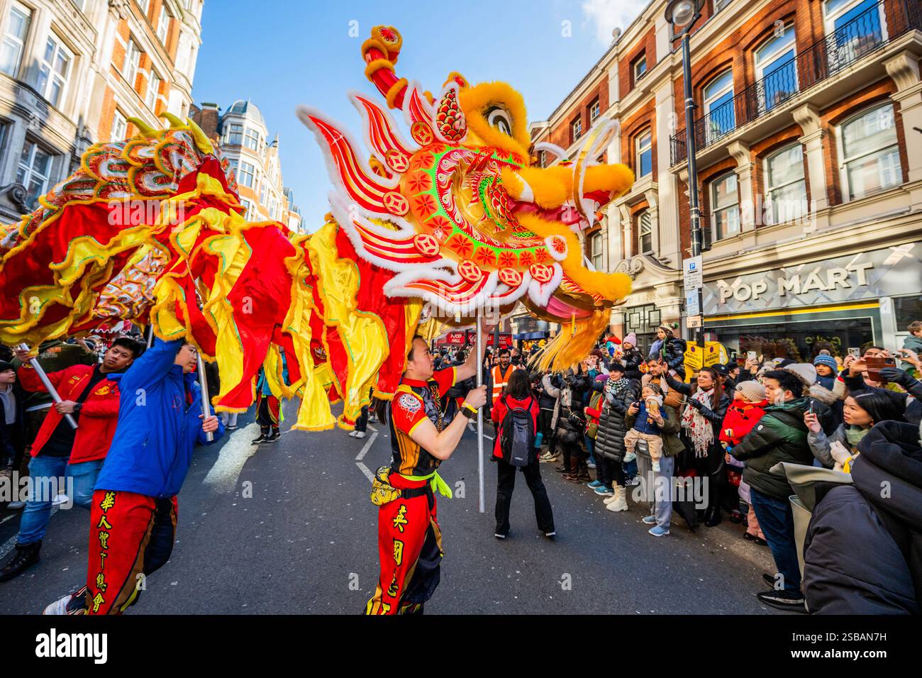 Londres, Royaume-Uni. 2 février 2025. Le LCCA organise le défilé du nouvel an chinois 2025 et les célébrations de l'année du serpent. Des danseurs de lion, des dragons et d'autres paroissiens entourent Chinatown, suivis par des représentations à Trafalgar Square. Tous espèrent apporter bonne chance pour la nouvelle année. Crédit : Guy Bell/Alamy Live News Banque D'Images