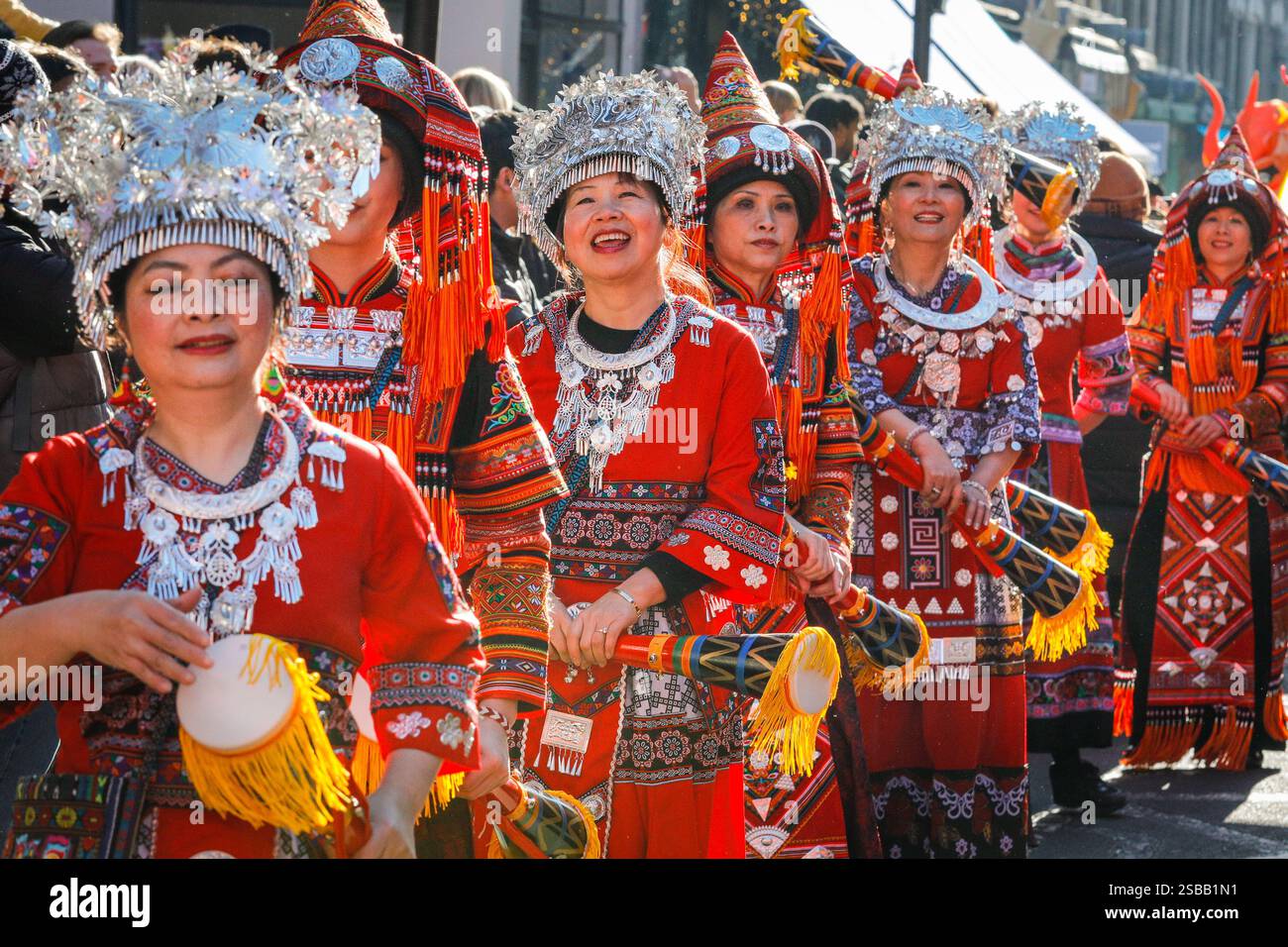 Londres, Royaume-Uni. 02 février 2025. Participants à la parade. Dans le cadre des célébrations du nouvel an chinois, un défilé dynamique se déroule à travers Chinatown et Soho, avec des danseurs de lion et de dragon, des groupes de spectacles costumés et des participants en tenues traditionnelles. Le nouvel an lunaire 2025, est l'année du serpent. Crédit : Imageplotter/Alamy Live News Banque D'Images