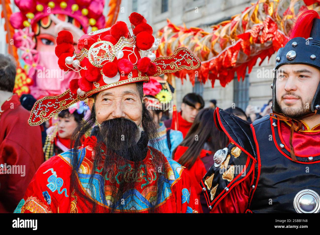 Londres, Royaume-Uni. 02 février 2025. Participants à la parade. Dans le cadre des célébrations du nouvel an chinois, un défilé dynamique se déroule à travers Chinatown et Soho, avec des danseurs de lion et de dragon, des groupes de spectacles costumés et des participants en tenues traditionnelles. Le nouvel an lunaire 2025, est l'année du serpent. Crédit : Imageplotter/Alamy Live News Banque D'Images