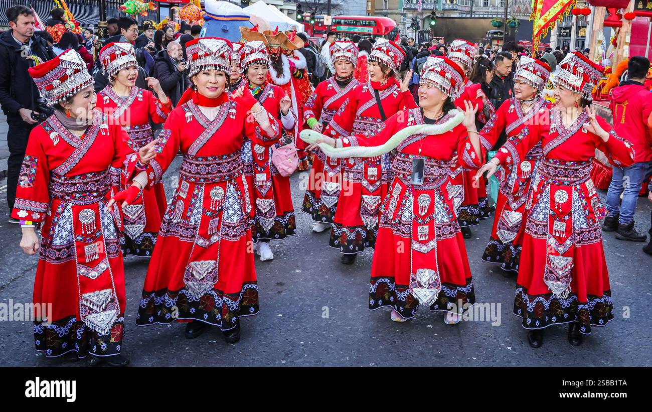 Londres, Royaume-Uni. 02 février 2025. Participants à la parade. Dans le cadre des célébrations du nouvel an chinois, un défilé dynamique se déroule à travers Chinatown et Soho, avec des danseurs de lion et de dragon, des groupes de spectacles costumés et des participants en tenues traditionnelles. Le nouvel an lunaire 2025, est l'année du serpent. Crédit : Imageplotter/Alamy Live News Banque D'Images