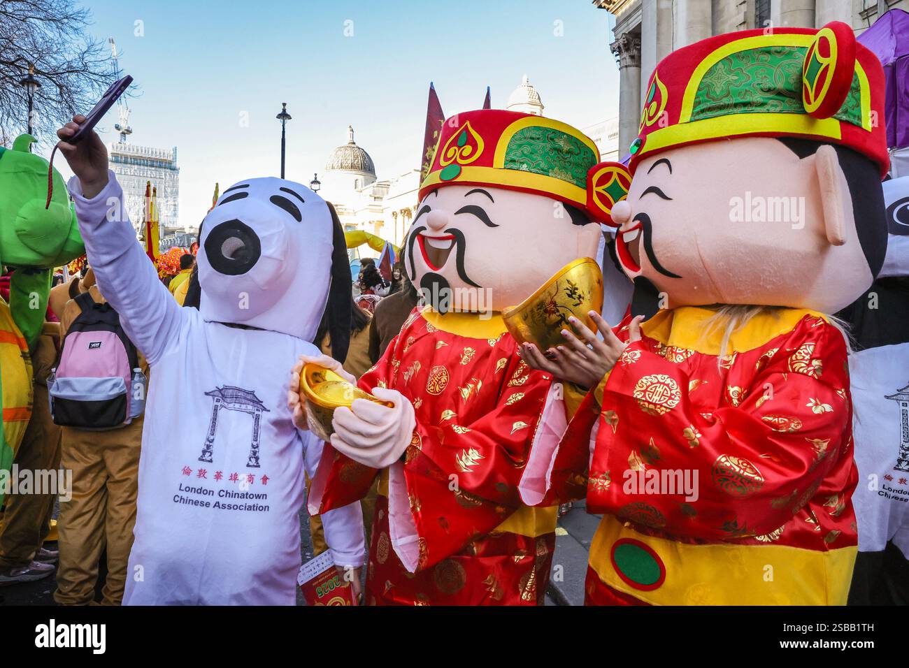 Londres, Royaume-Uni. 02 février 2025. Participants à la parade. Dans le cadre des célébrations du nouvel an chinois, un défilé dynamique se déroule à travers Chinatown et Soho, avec des danseurs de lion et de dragon, des groupes de spectacles costumés et des participants en tenues traditionnelles. Le nouvel an lunaire 2025, est l'année du serpent. Crédit : Imageplotter/Alamy Live News Banque D'Images