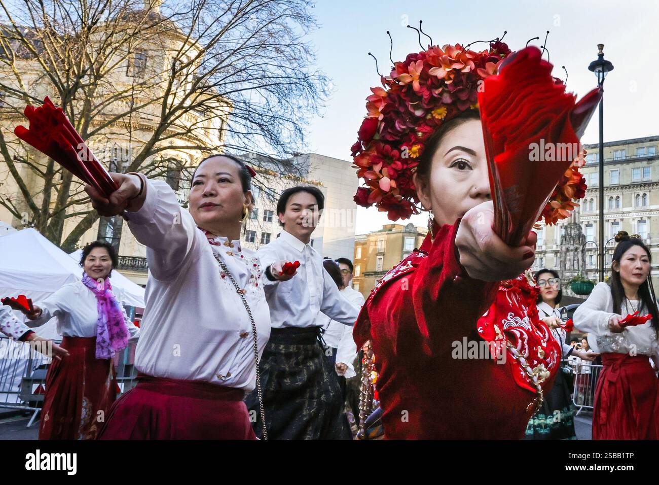 Londres, Royaume-Uni. 02 février 2025. Participants à la parade. Dans le cadre des célébrations du nouvel an chinois, un défilé dynamique se déroule à travers Chinatown et Soho, avec des danseurs de lion et de dragon, des groupes de spectacles costumés et des participants en tenues traditionnelles. Le nouvel an lunaire 2025, est l'année du serpent. Crédit : Imageplotter/Alamy Live News Banque D'Images