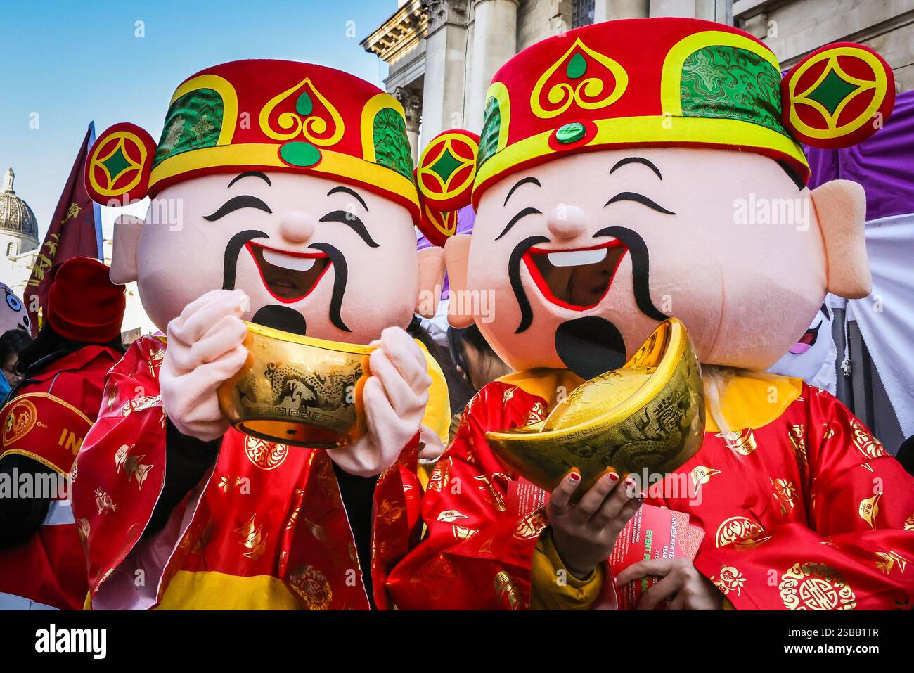 Londres, Royaume-Uni. 02 février 2025. Participants à la parade. Dans le cadre des célébrations du nouvel an chinois, un défilé dynamique se déroule à travers Chinatown et Soho, avec des danseurs de lion et de dragon, des groupes de spectacles costumés et des participants en tenues traditionnelles. Le nouvel an lunaire 2025, est l'année du serpent. Crédit : Imageplotter/Alamy Live News Banque D'Images