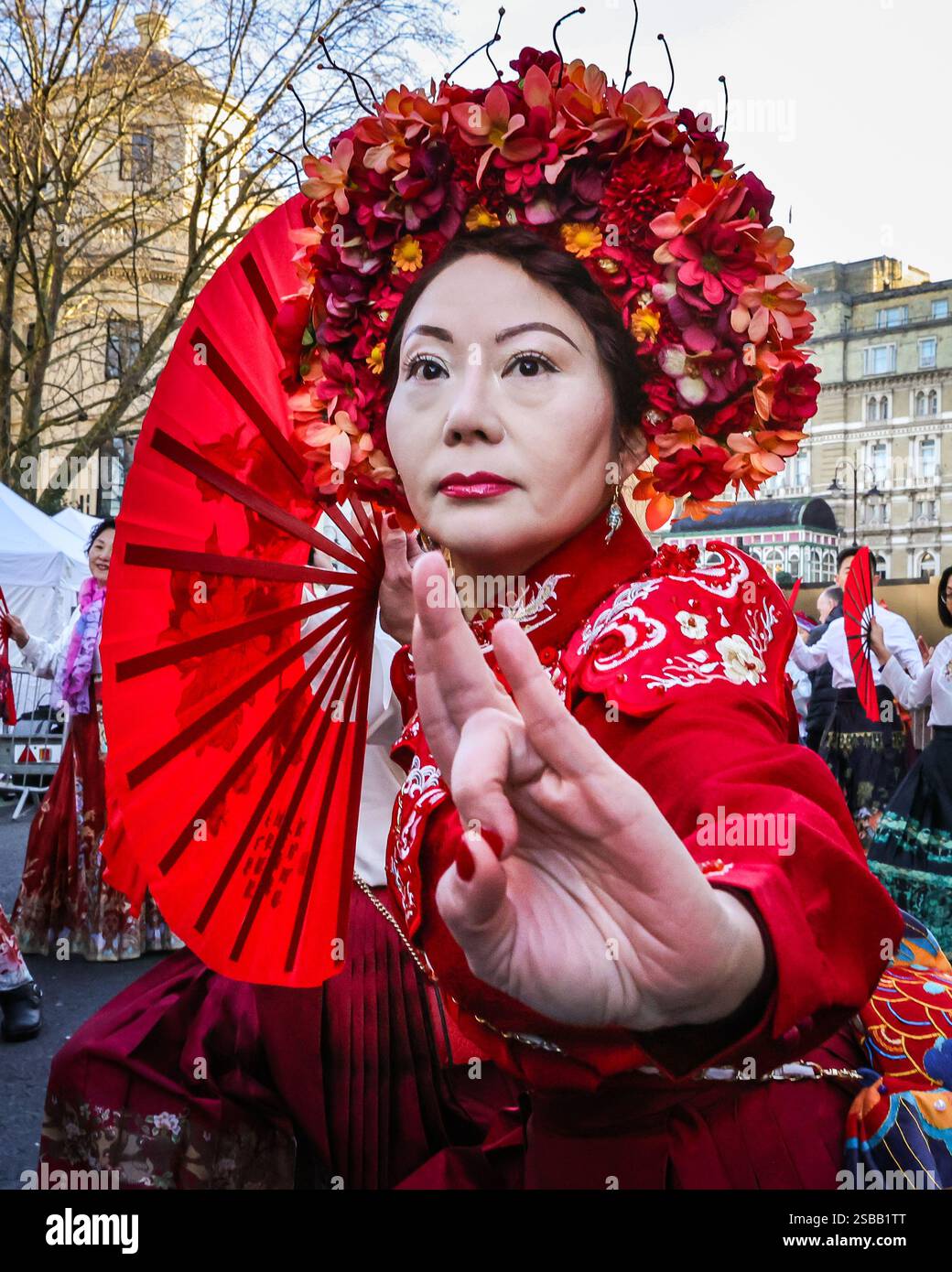 Londres, Royaume-Uni. 02 février 2025. Participants à la parade. Dans le cadre des célébrations du nouvel an chinois, un défilé dynamique se déroule à travers Chinatown et Soho, avec des danseurs de lion et de dragon, des groupes de spectacles costumés et des participants en tenues traditionnelles. Le nouvel an lunaire 2025, est l'année du serpent. Crédit : Imageplotter/Alamy Live News Banque D'Images